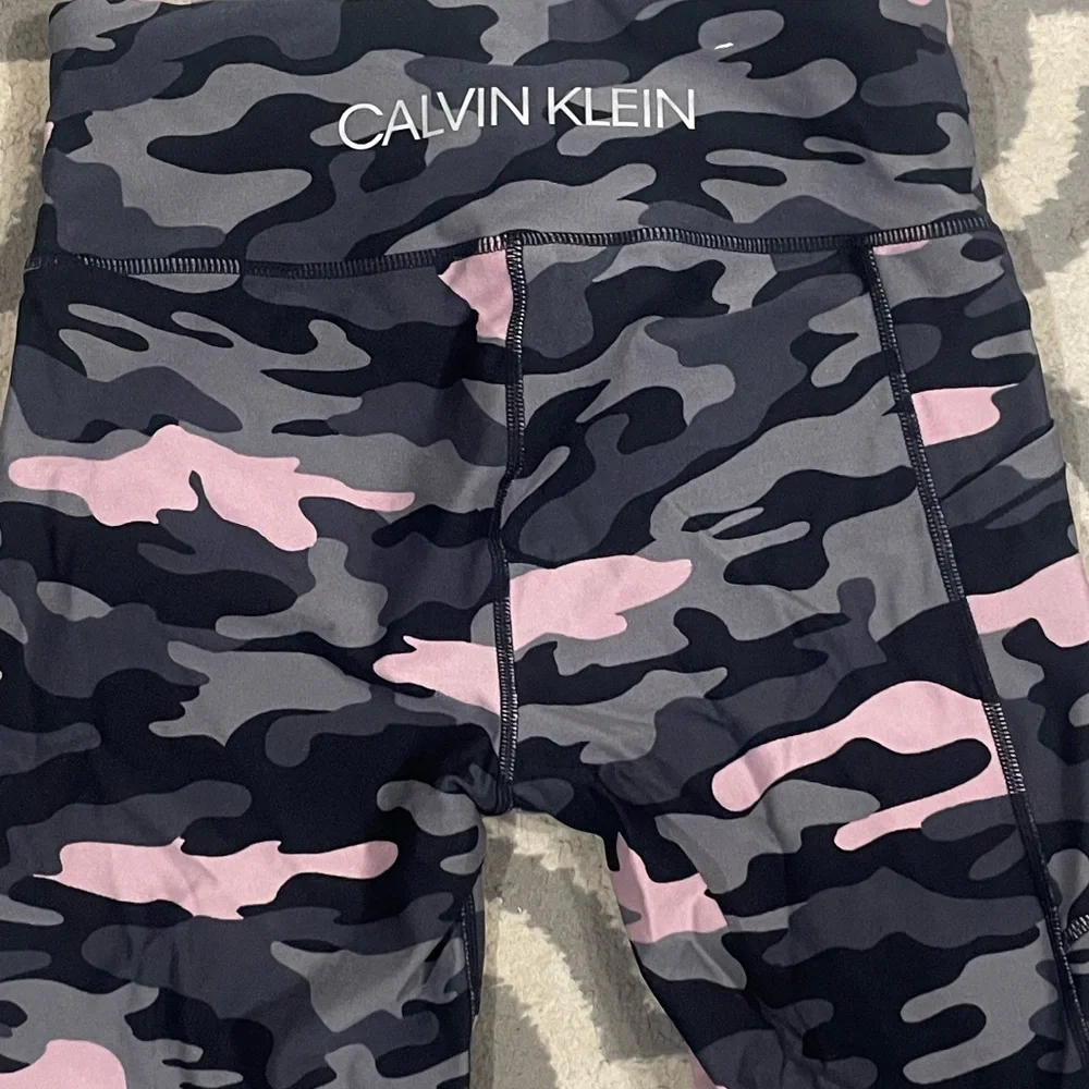 CALVIN KLEIN Pink Gray & Black Camo Print Stretch Biker Shorts Yoga Gym Size S - Picture 6 of 9